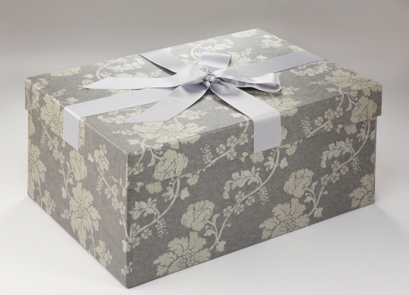 Die Brautkleidbox Platinum Flowers passt wunderbar zu jedem Hochzeitskleid.
